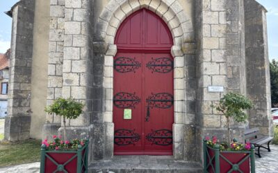 Les portes de l’église repeintes