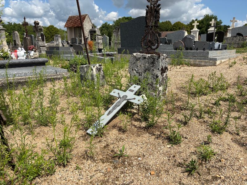 Image bucolique et reposante du cimetière de Saint-Brisson